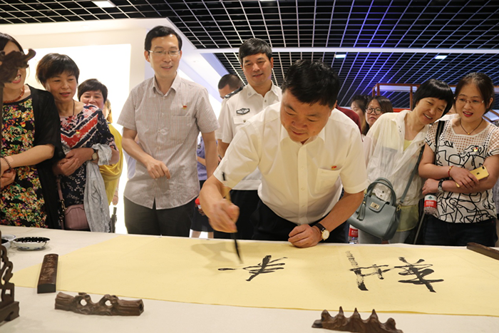 女人被躁的高潮嗷嗷叫