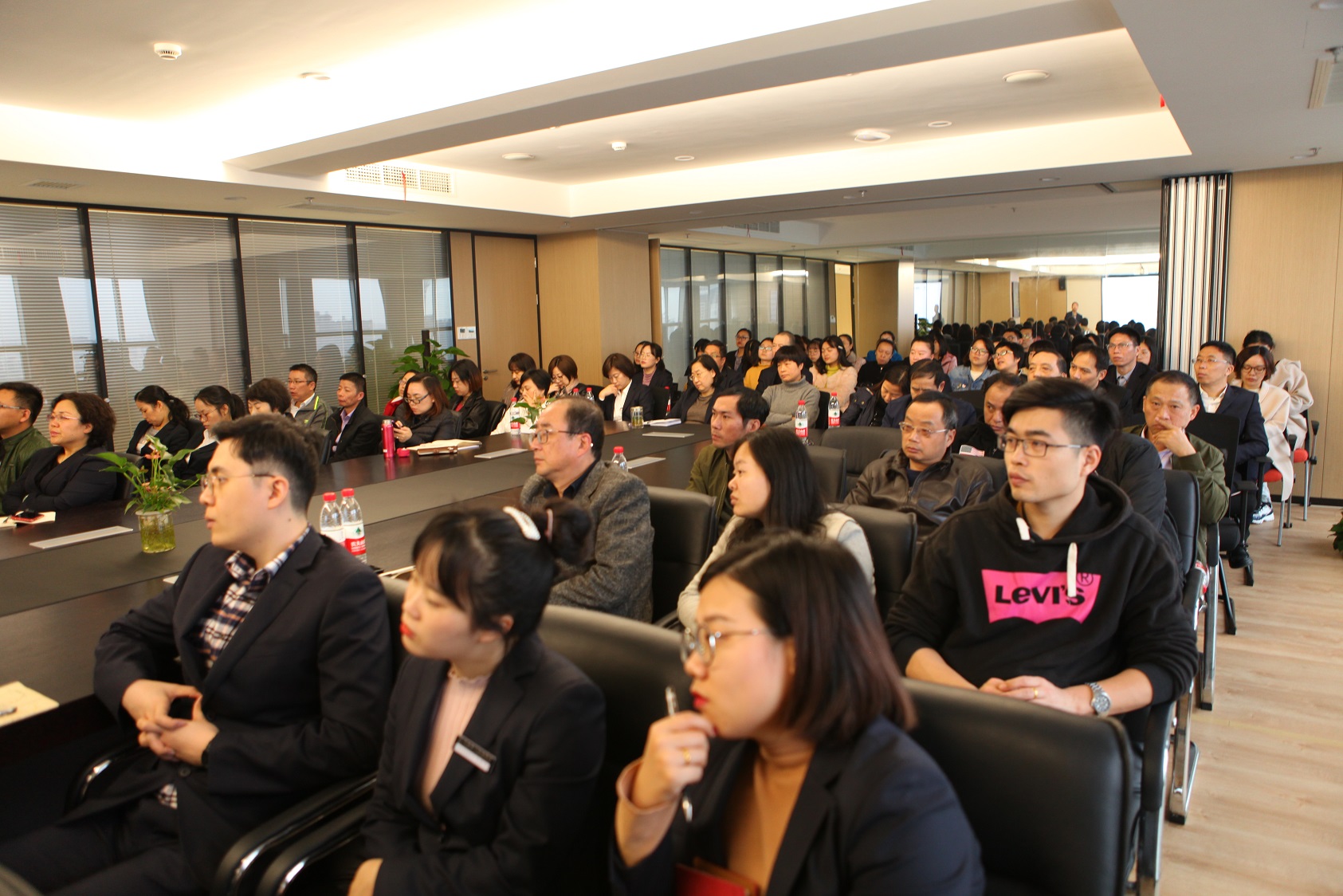 女人被躁的高潮嗷嗷叫