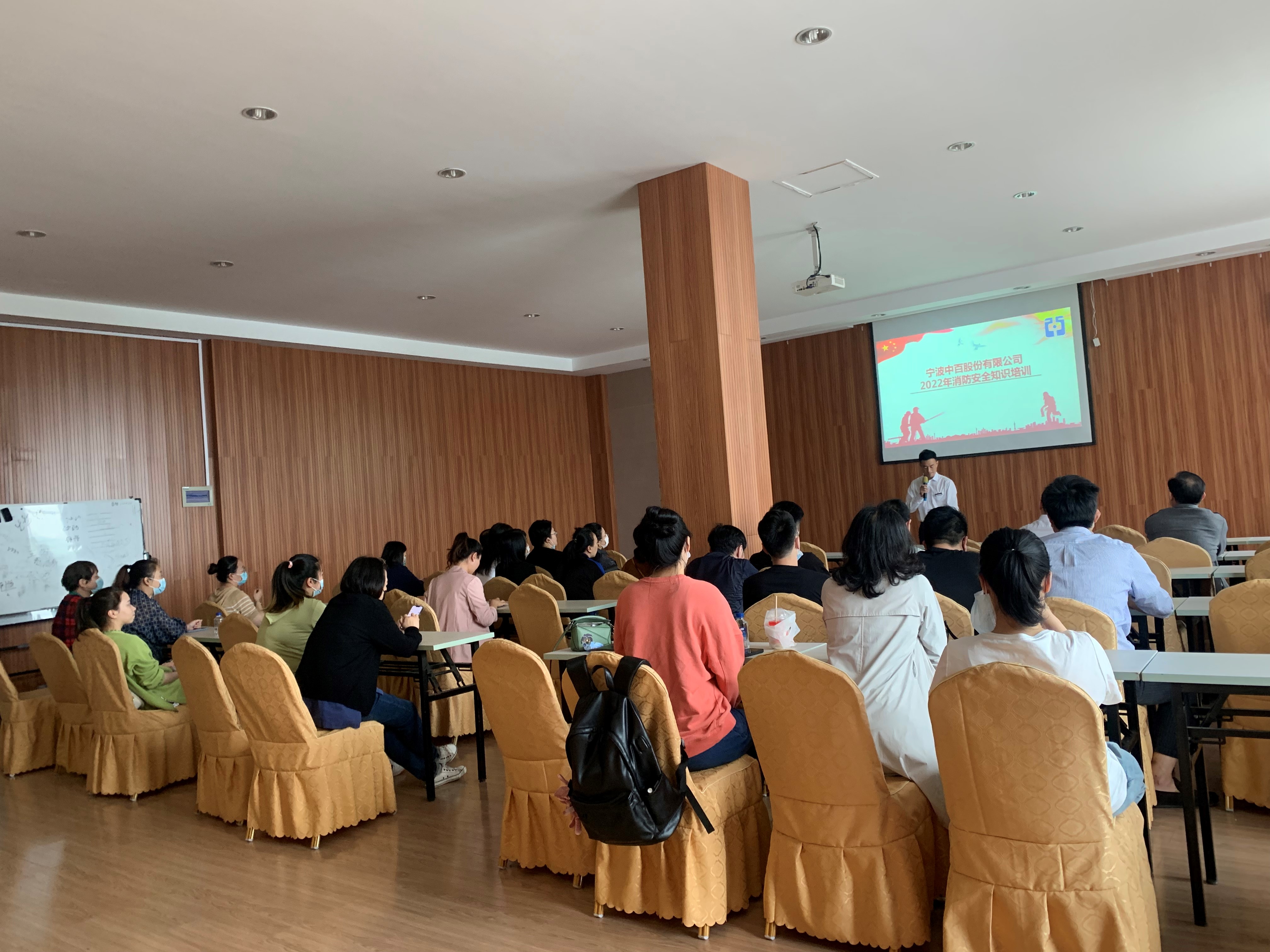 女人被躁的高潮嗷嗷叫