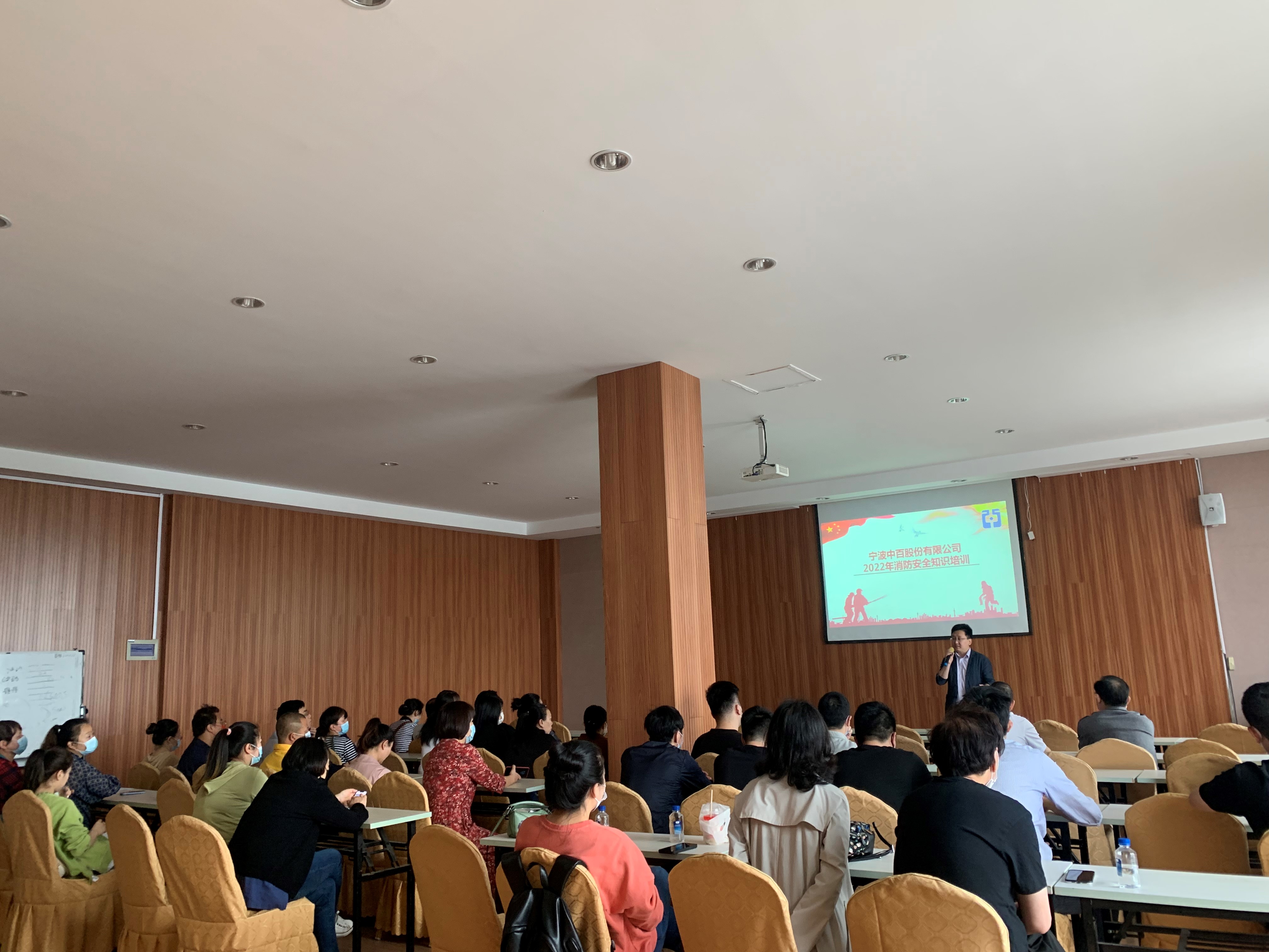 女人被躁的高潮嗷嗷叫